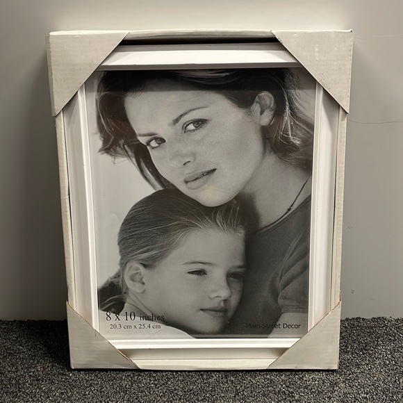 Main Street Decor 8x10 in. White Wooden Photo Frame